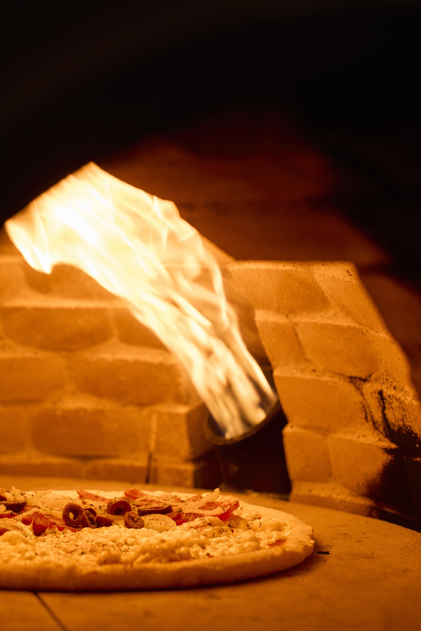 Pizza no forno a lenha